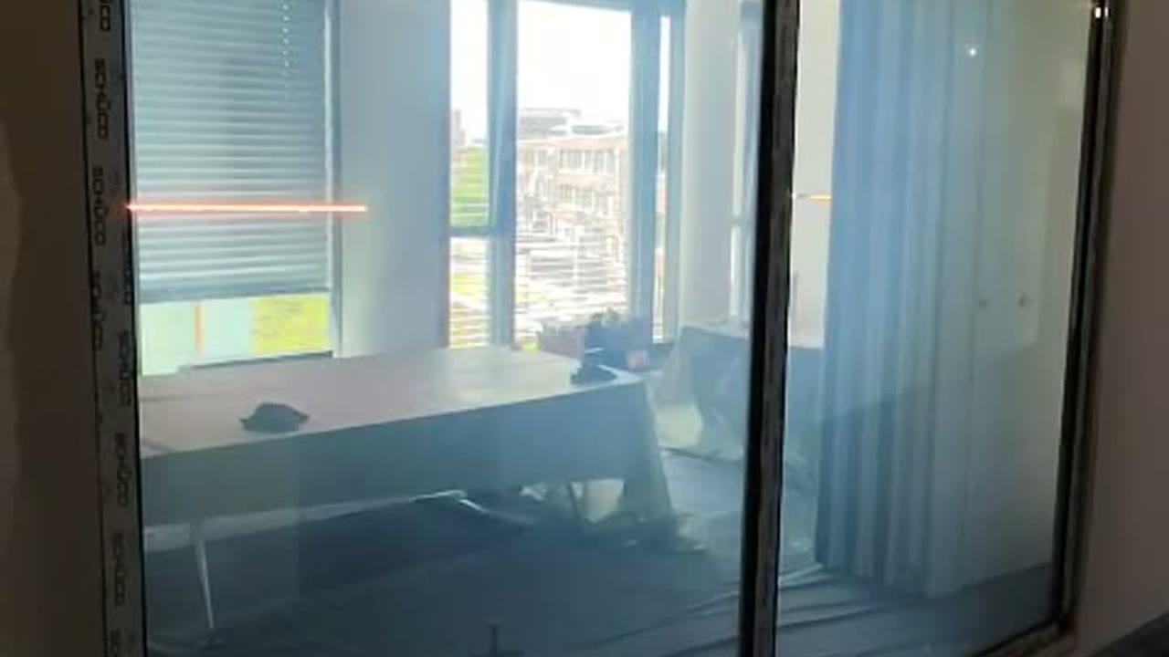 Schaltbares Glas als Bürotrennwand im blickdichten Zustand – Glaswerk Hamburg