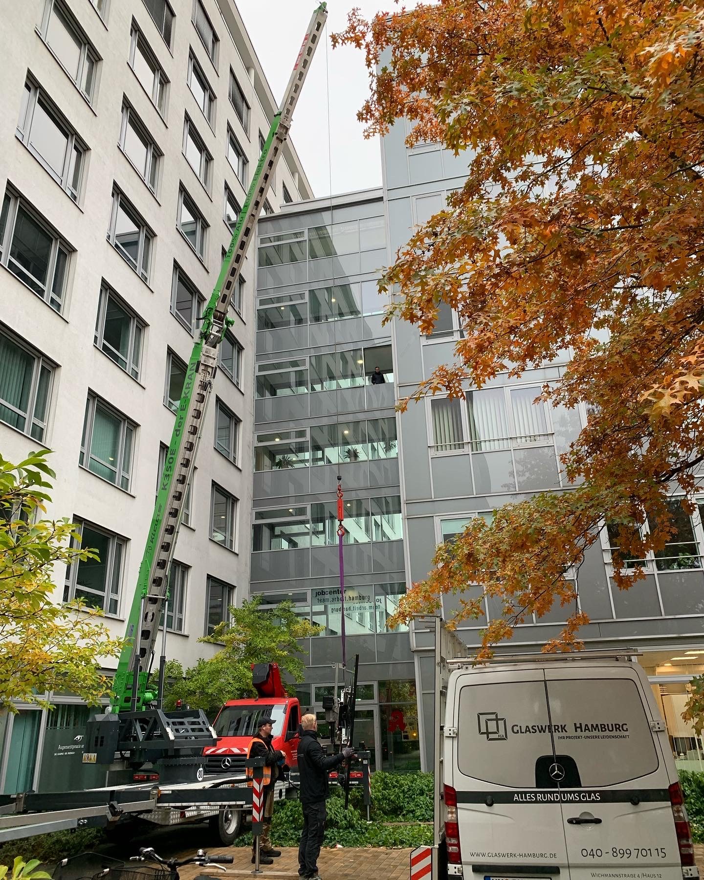 Einbau einer großen Fassadenscheibe – Glaswerk Hamburg