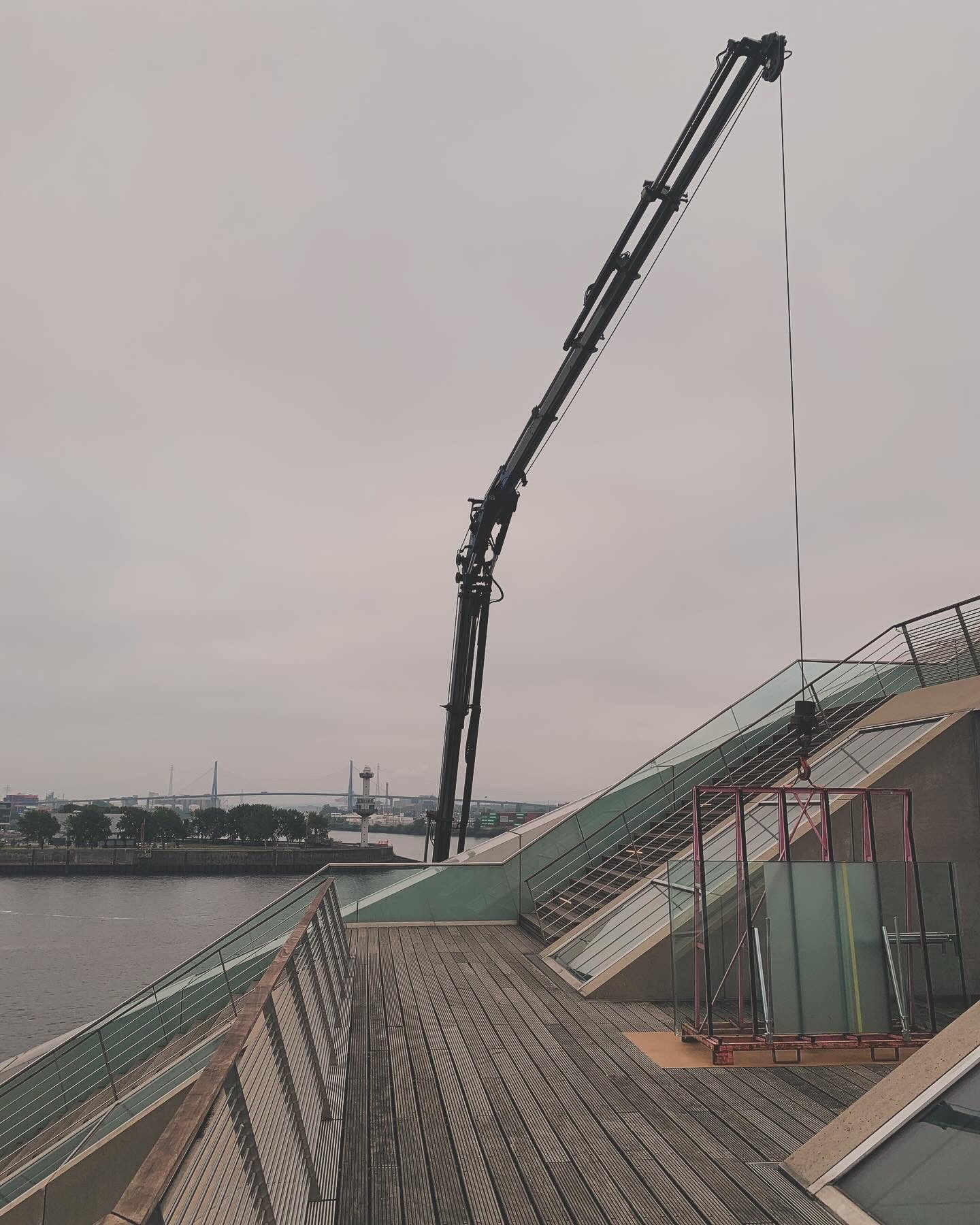 Kraneinsatz beim Einbau einer Außenverglasung – Glaswerk Hamburg