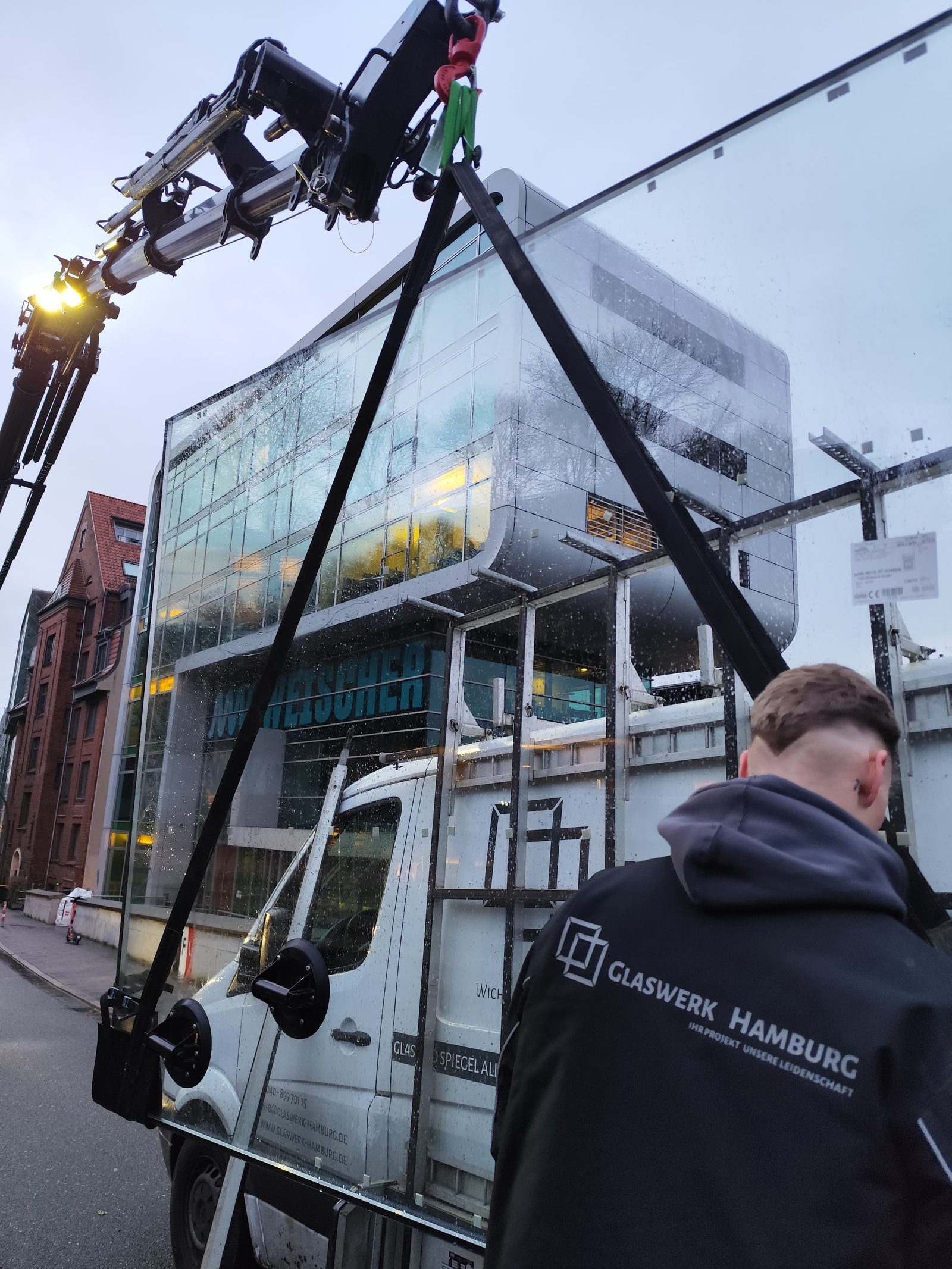 Krantransport einer Schaufensterscheibe in Hamburg – Glaswerk Hamburg
