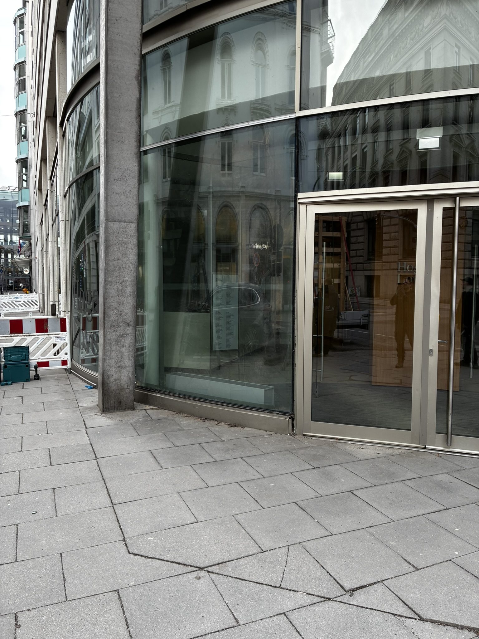 Gebogene Schaufensterscheibe an einem Ladengeschäft – Glaswerk Hamburg