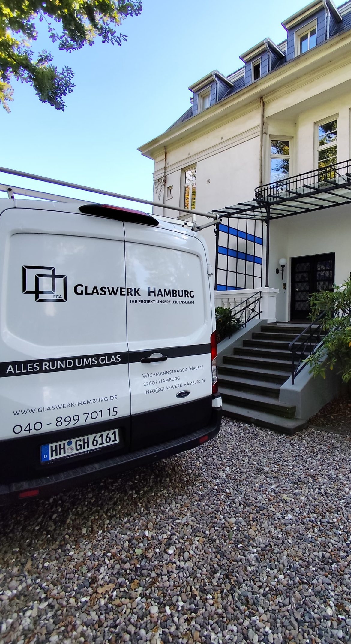 Vordach mit seitlichem Windschutz aus Glas – Glaswerk Hamburg