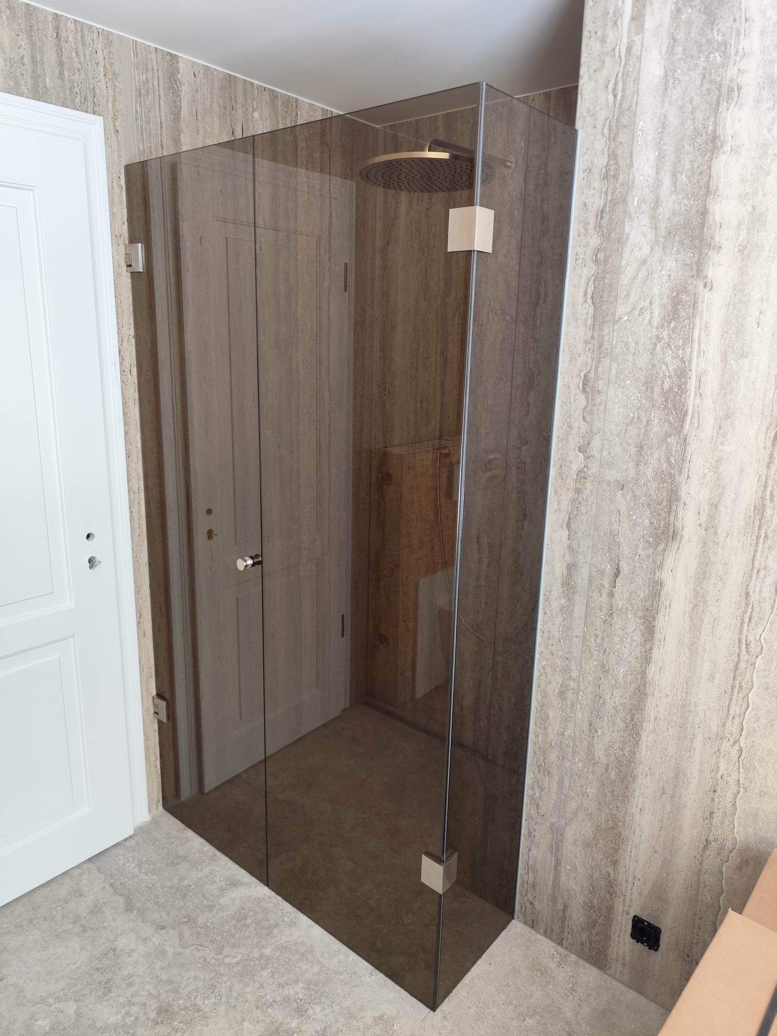 Eckdusche mit bronzefarbenem Glas und Ablagenischen – Glaswerk Hamburg