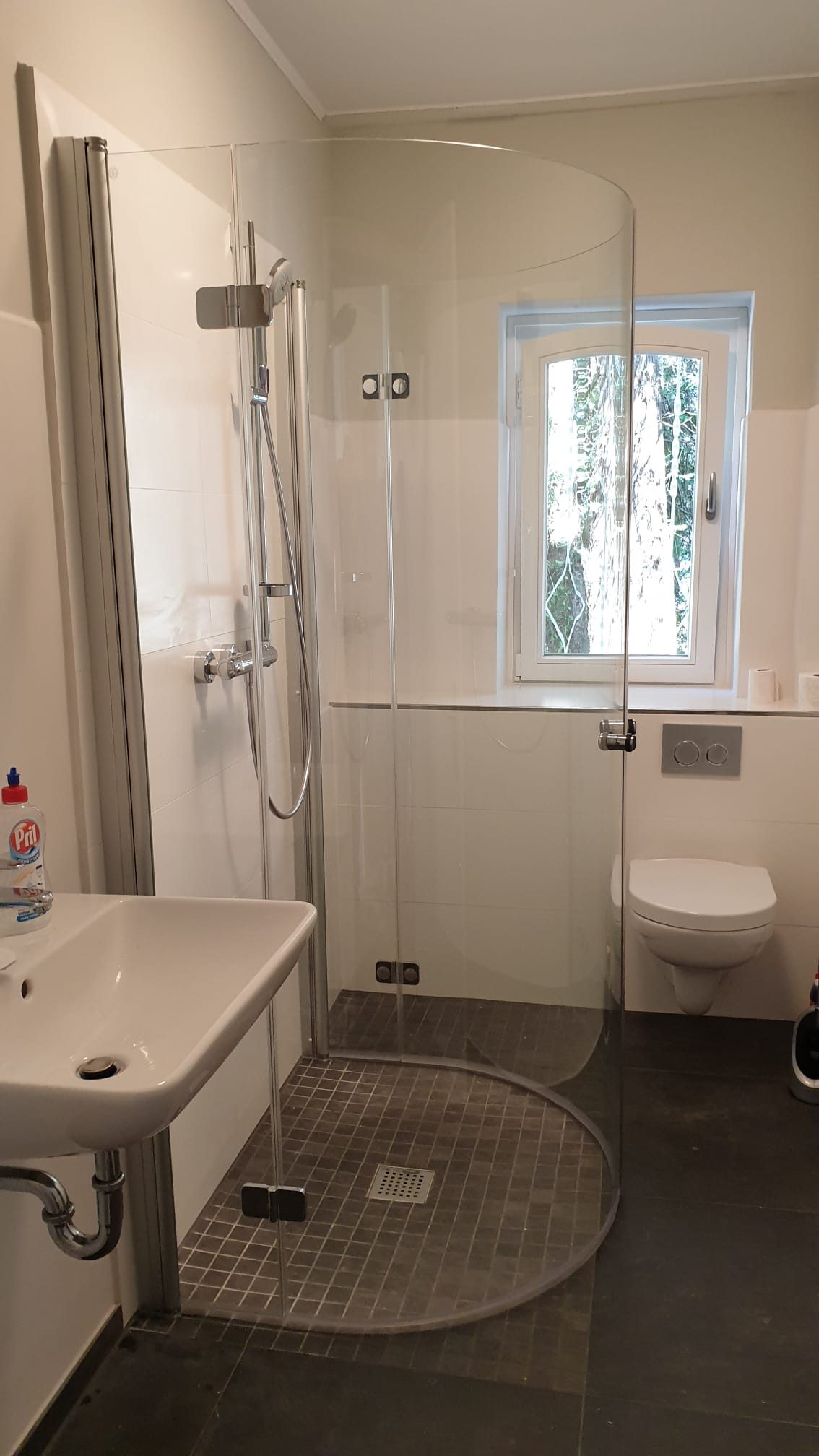 Gebogene Glasdusche in einem kleinen Bad – Glaswerk Hamburg