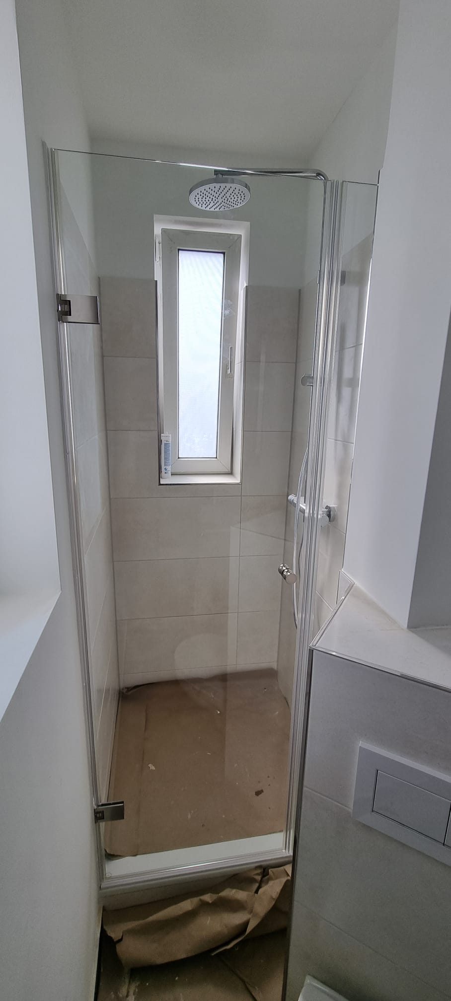 Nischendusche mit Glastür in einem Altbau-Badezimmer – Glaswerk Hamburg