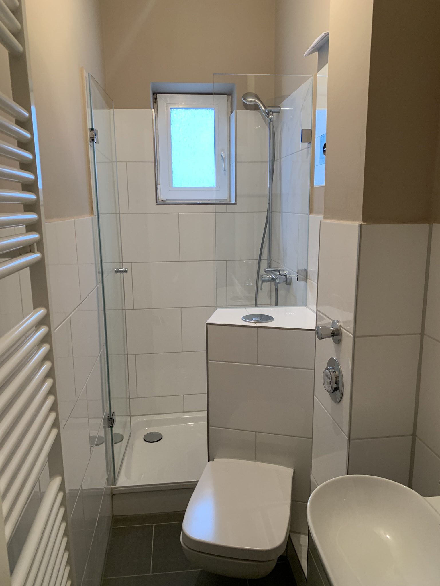Nischendusche mit aufgesetztem Duschelement – Glaswerk Hamburg