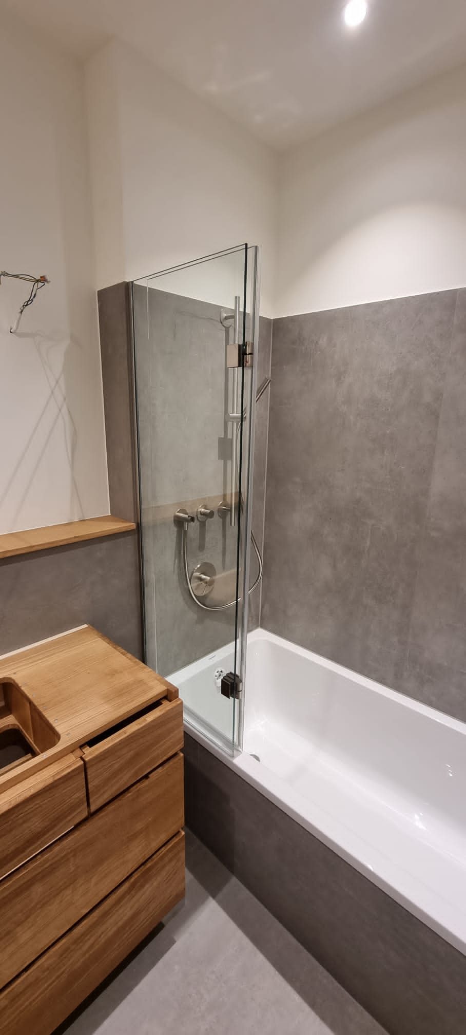 Glas-Wannenaufsatz über einer Badewanne – Glaswerk Hamburg