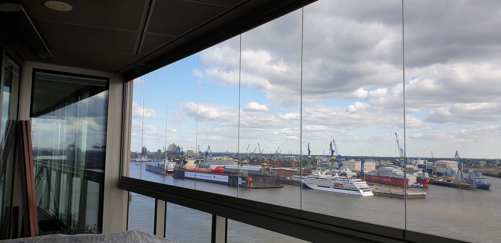 Balkonverglasung mit Blick über Hamburg – Glaswerk Hamburg