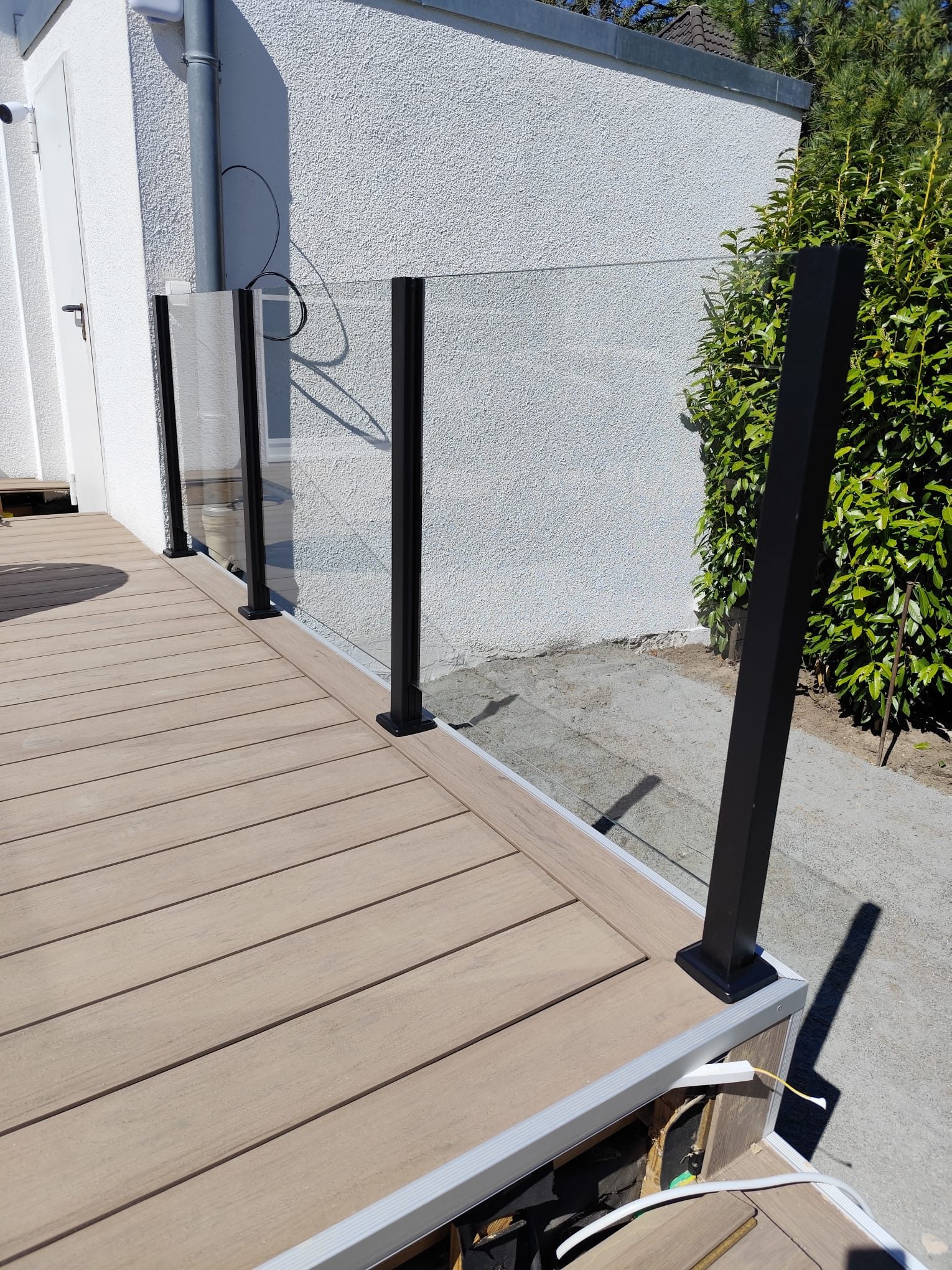 Terrassengeländer aus Glas mit Pfostenmontage – Glaswerk Hamburg