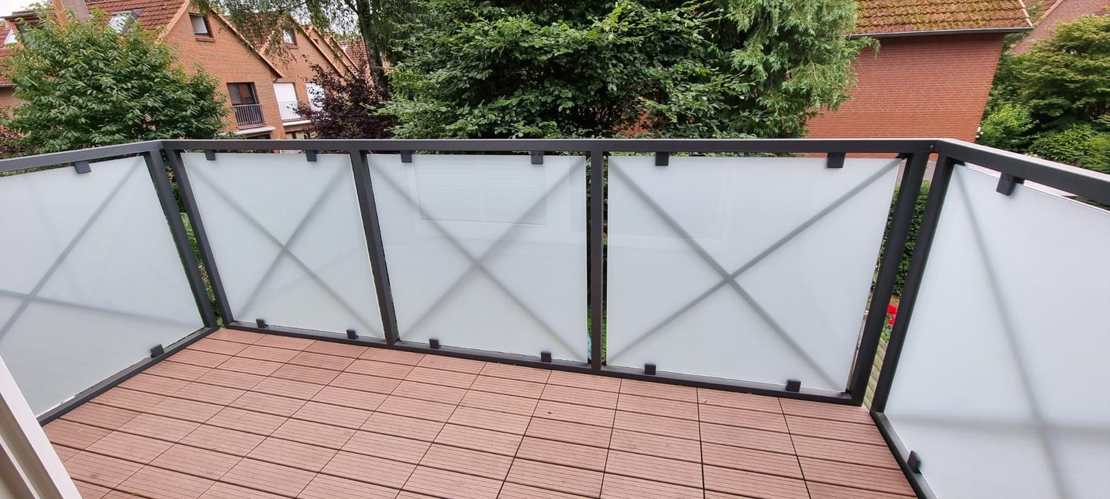 Geländerverglasung als Windschutz auf einer Terrasse – Glaswerk Hamburg