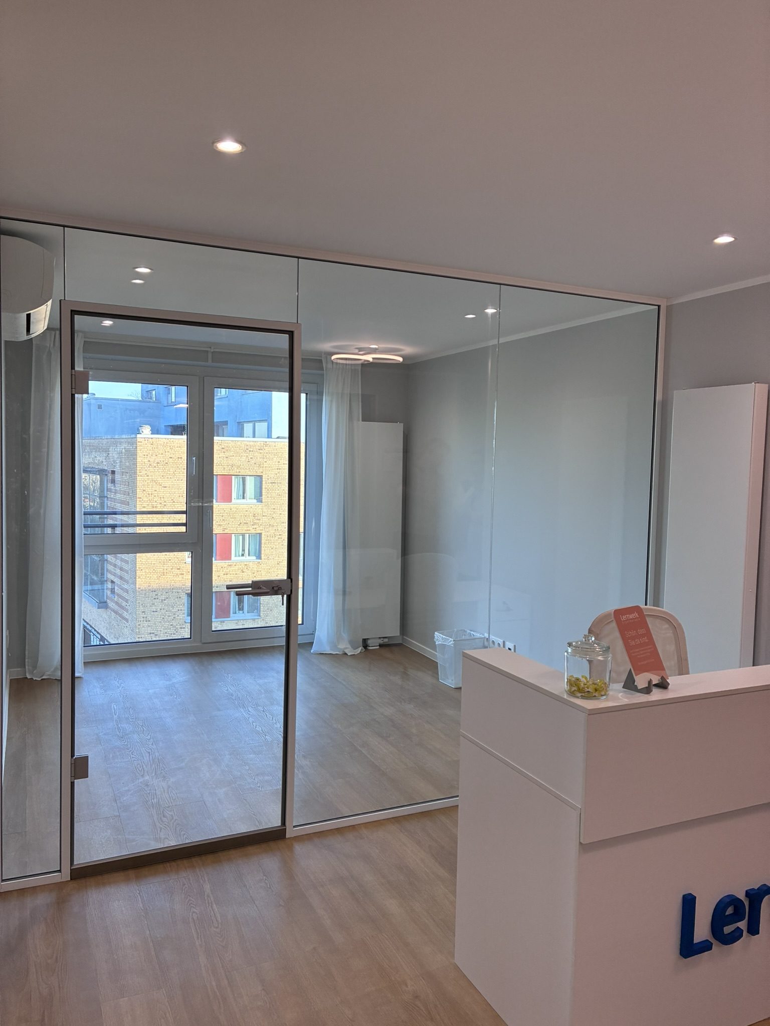 Glastrennwand mit weißem Rahmenprofil – Glaswerk Hamburg