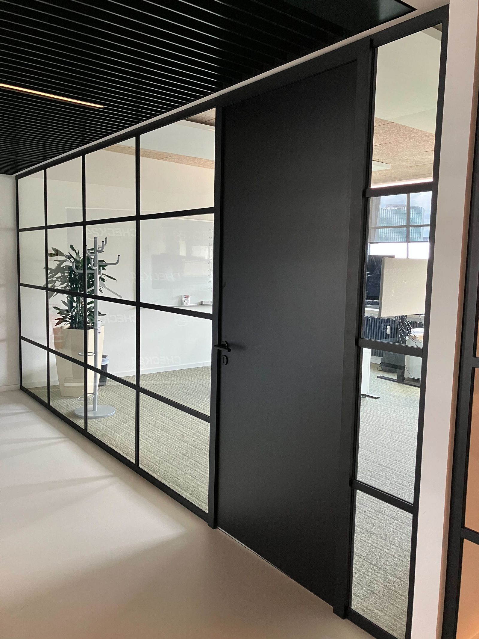 Glasdusche im Loft-Look mit schwarzen Sprossen – Glaswerk Hamburg