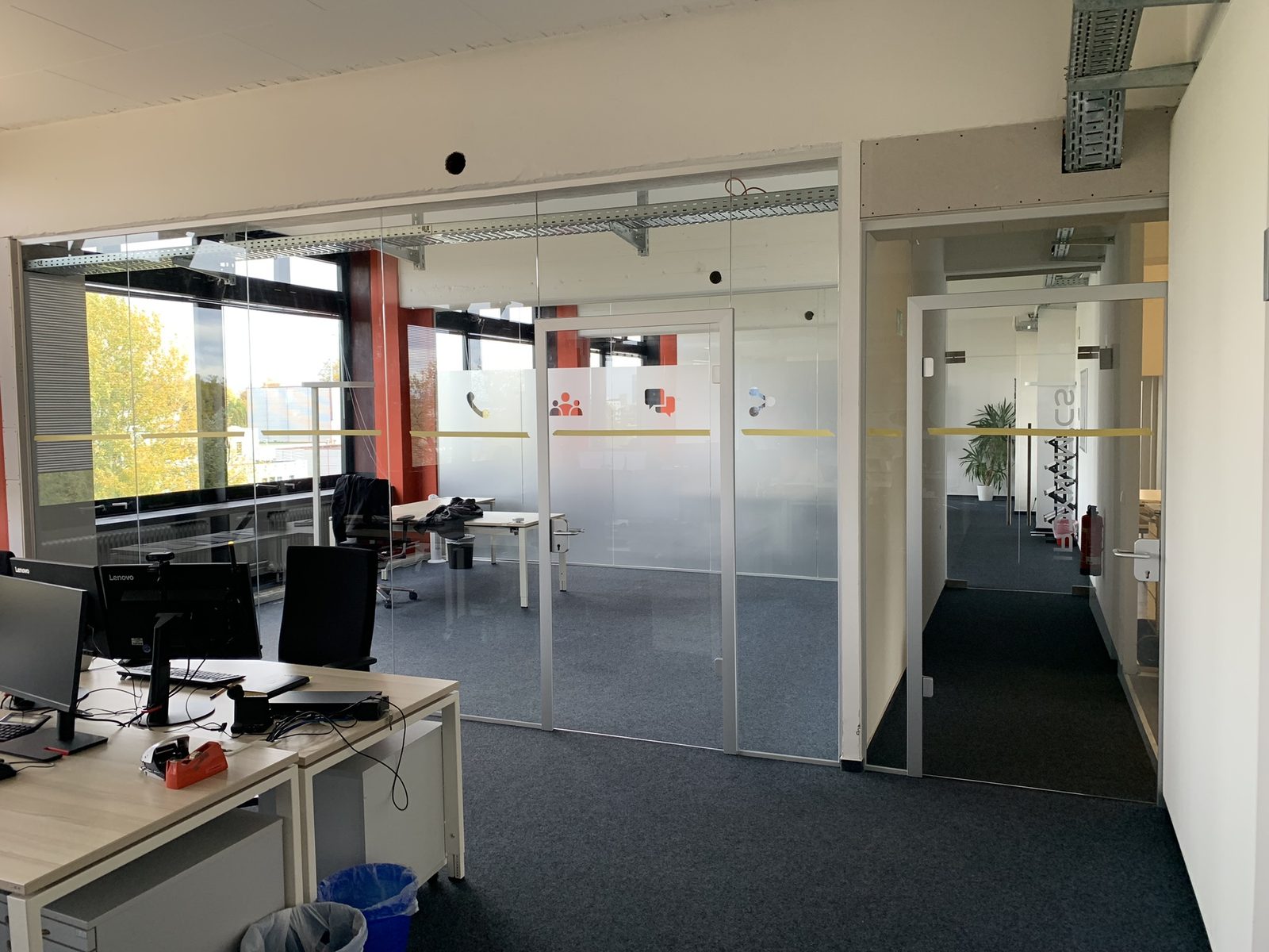 Glaswand mit Zarge und integrierter Glastür – Glaswerk Hamburg
