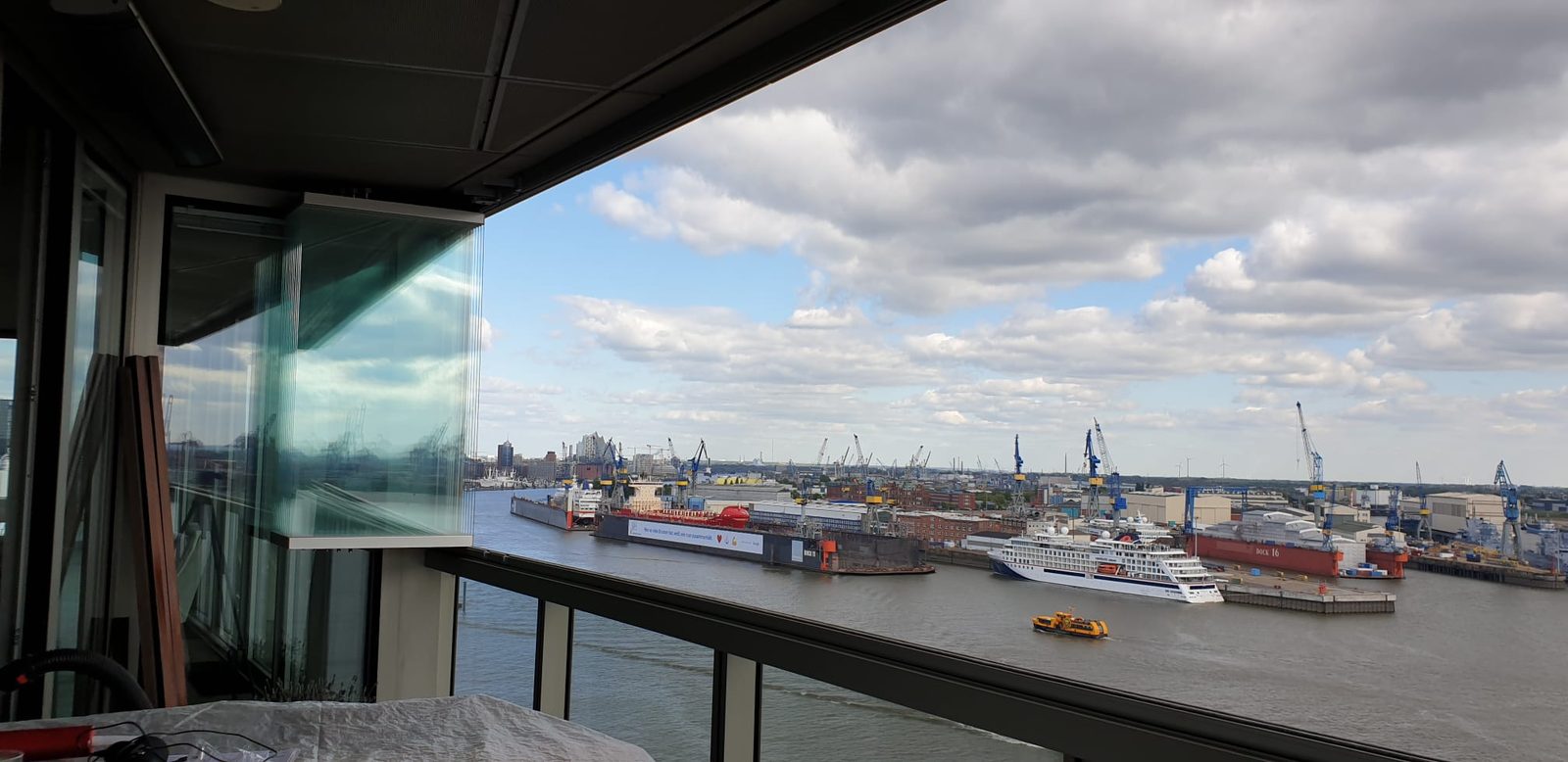 Balkonverglasung aus Sicherheitsglas mit Blick über Hamburg – Glaswerk Hamburg