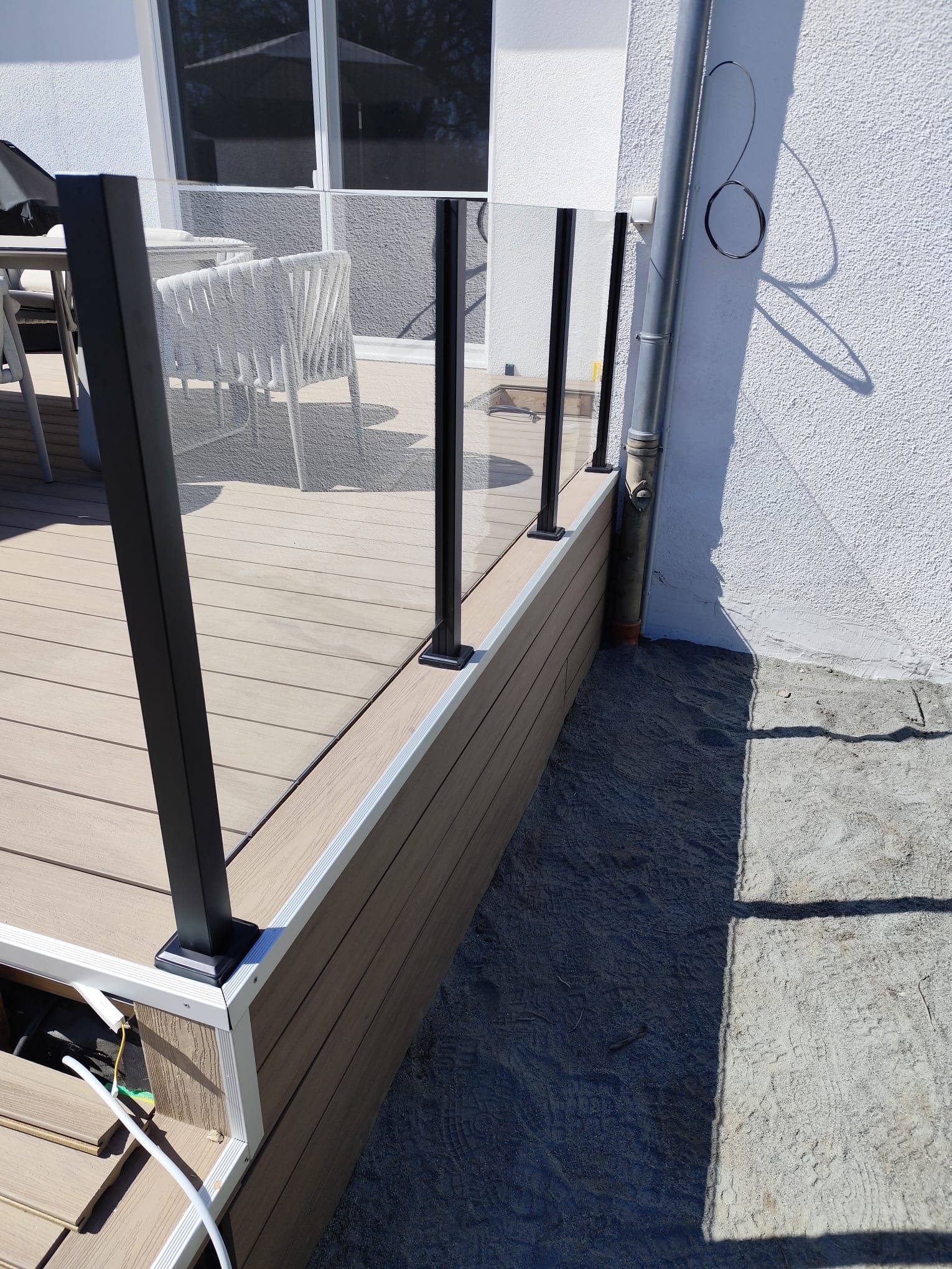 Glasgeländer mit schwarzen Pfosten auf einer Terrasse – Glaswerk Hamburg