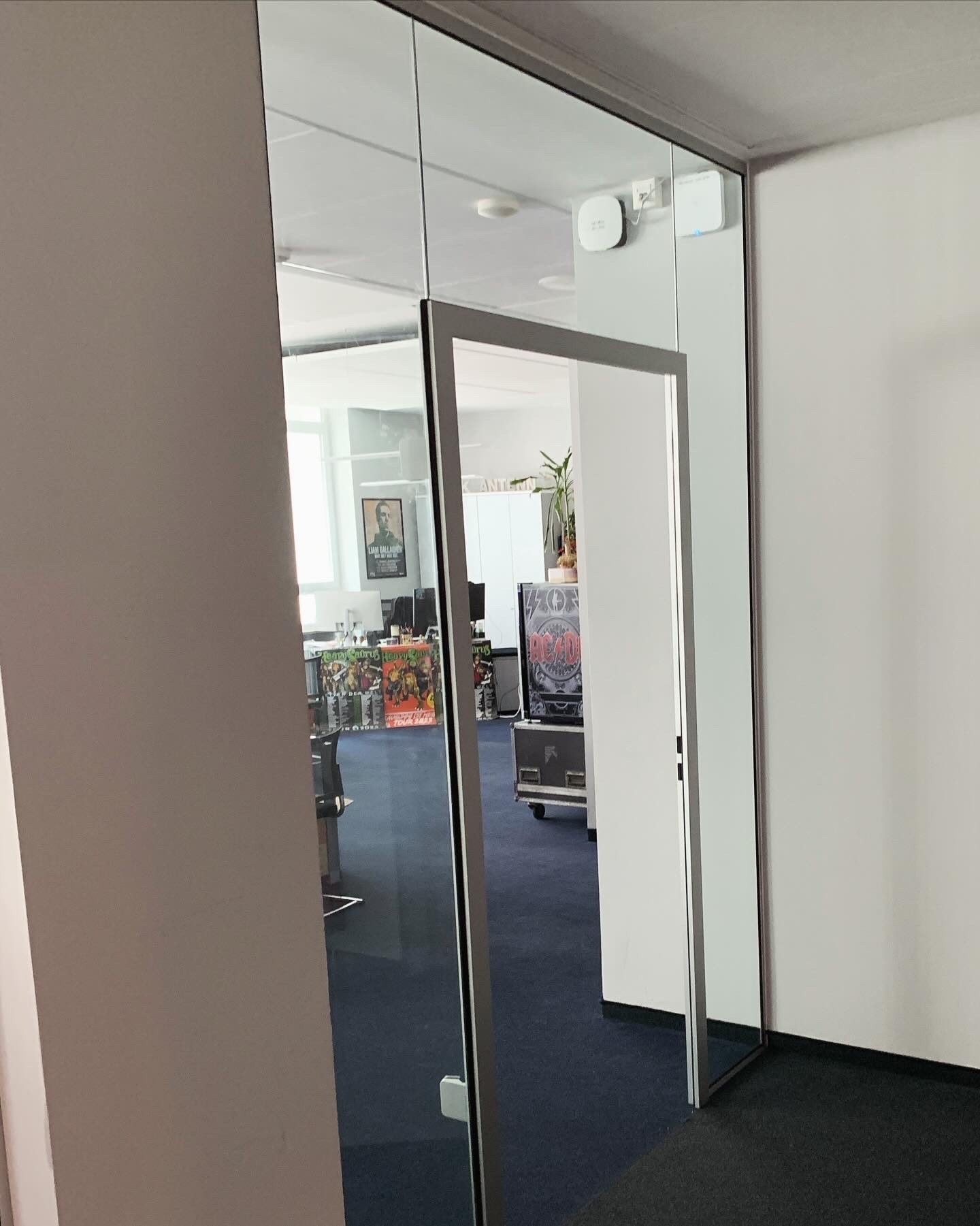 Glastrennwand mit Aluminiumprofil in einem Hamburger Büro – Glaswerk Hamburg