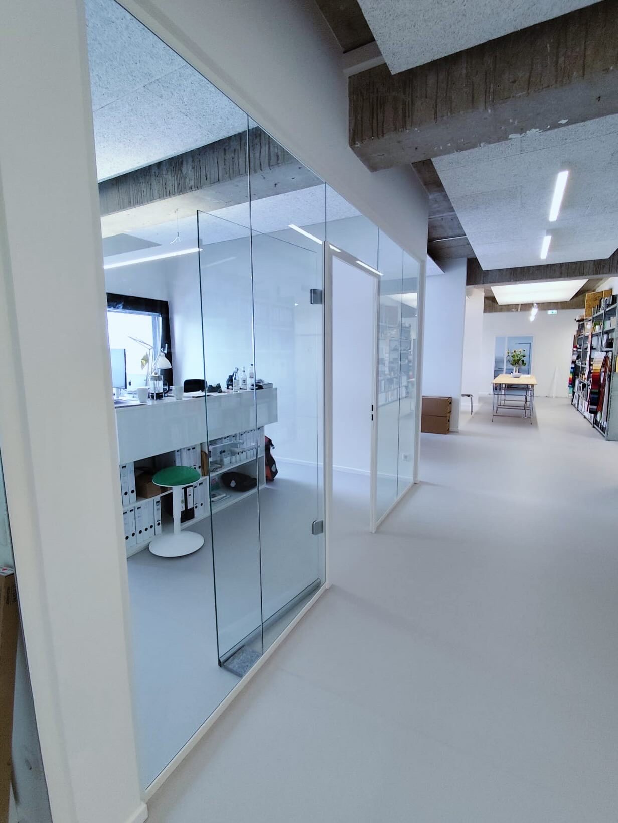 Raumhohe Glaswand mit Glastür in einem Büro – Glaswerk Hamburg